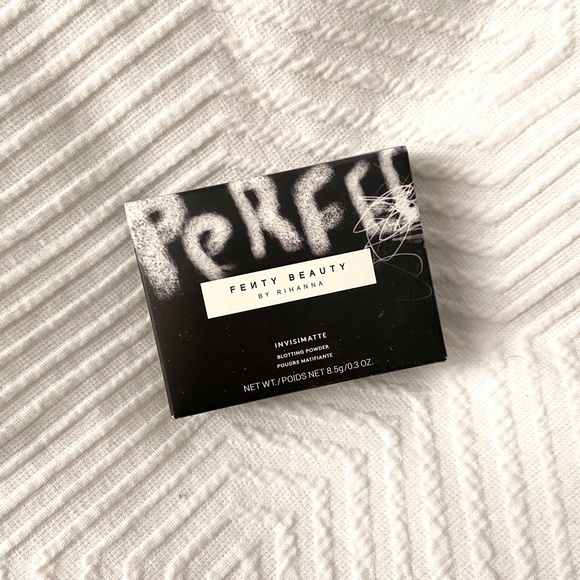 Fenty Beauty Invisimatte Blotting Powder Universal - Picture 2 of 3